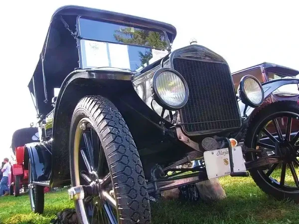 Ford Model T on 30x3½ Clincher Tyres